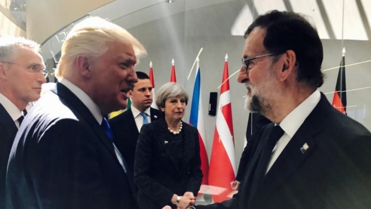 Donald Trump y Mariano Rajoy se saludan al inicio de la cumbre informal de la OTAN, en Bruselas el pasado mayo-EL PERIÓDICO