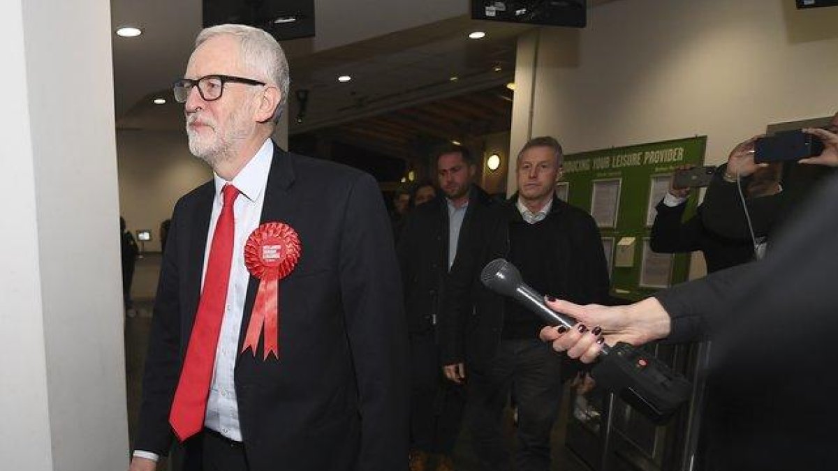 Jeremy Corbyn dice que no volverá a ser el candidato laborista en unas elecciones.-AP