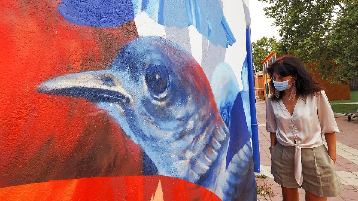 Mural en representación de una familia mediante un nido de pájaros realizada por el artista «Amparito» en la calle Montaña. MIGUEL ÁNGEL SANTOS (PHOTOGENIC)