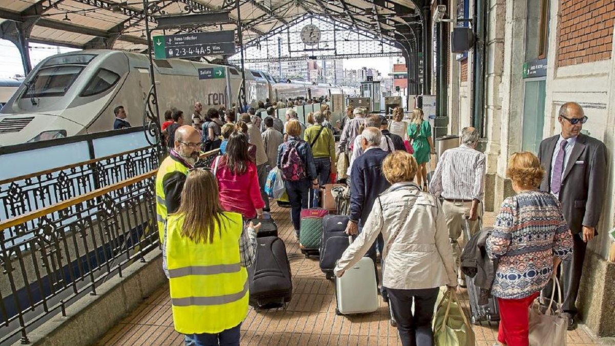 Varios pasajeros se disponen a tomar el tren en la estación Campo Grande de Valladolid.-ALBERTO MINGUEZA