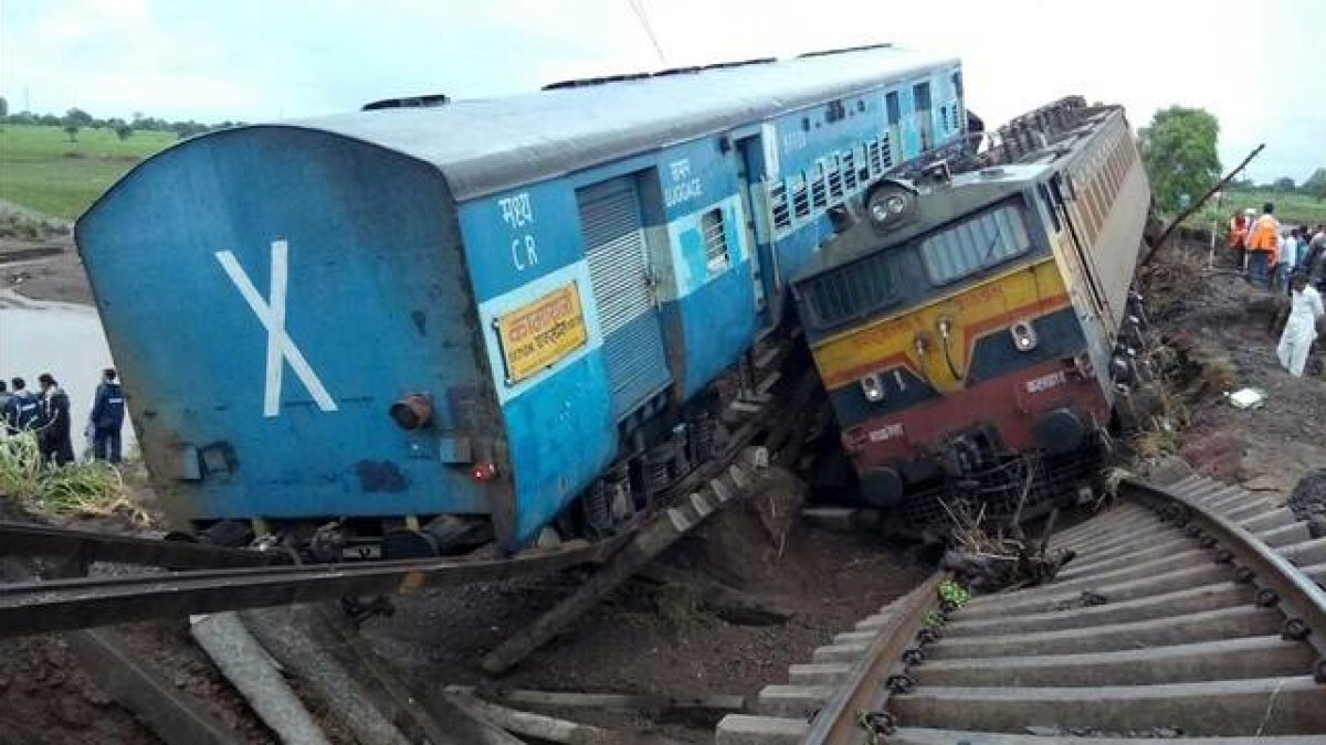 Los dos trenes, en el lugar del accidente.-AFP