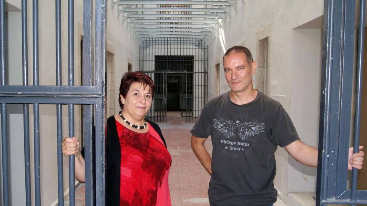 La alcaldesa de Segovia, Clara Luquero, y el director artístico de la asociación Microteatro por Dinero y creador de este formato, Miguel Alcantud, presentan el nuevo ciclo en una galería de la antigua prisión de la ciudad-Ical