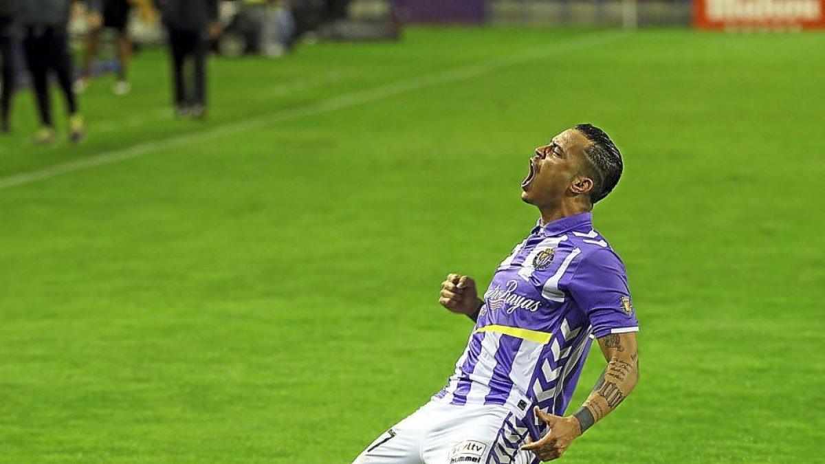 De Tomás celebra eufórico el gol que marcó frente al Tenerife en la Copa.-JOSE C. CASTILLO