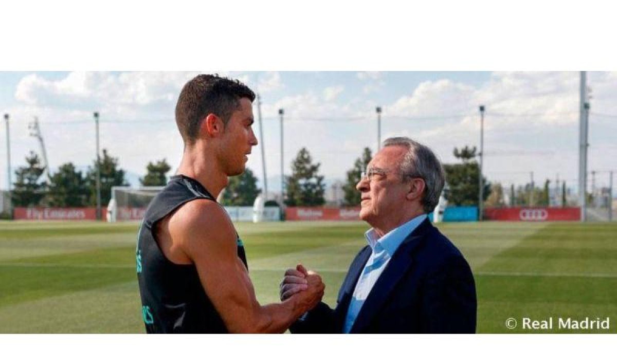 Florentino Pérez saluda a Cristiano Ronaldo-REAL MADRID
