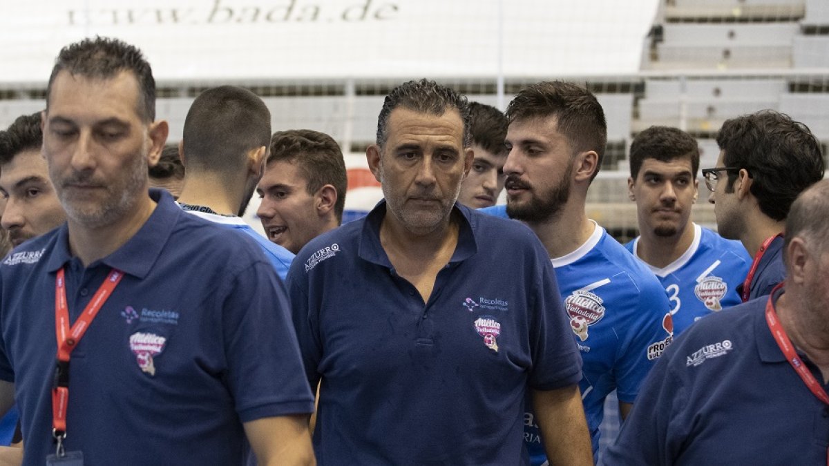 El cuerpo técnico del Recoletas cabizbajo tras la derrota encajada en Huesca. / EL MUNDO