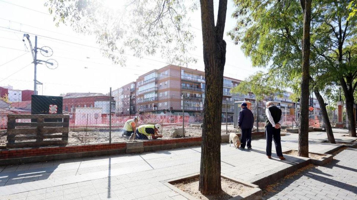 Obras de Adif para cerrar el paso a nivel del barrio de la Pilarica.-ICAL