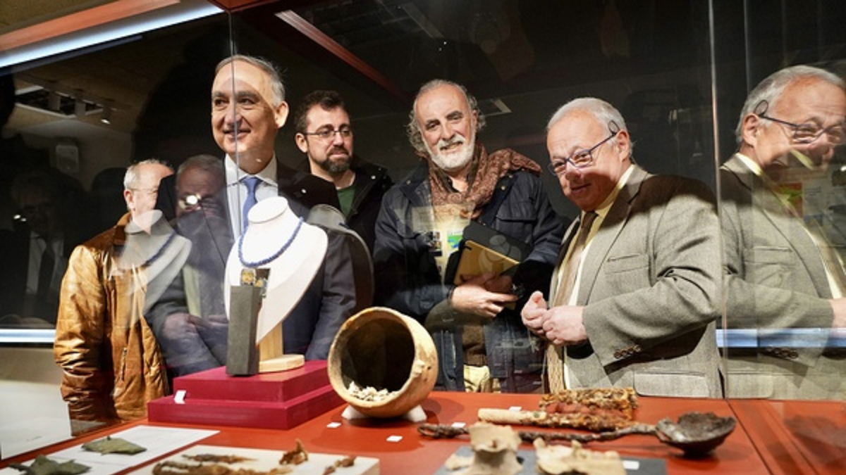 El consejero de Cultura, Turismo y Deporte, Gonzalo Santonja, visita la exposición ‘Pintia. Joyas de vidrio para la eternidad’. Leticia Pérez. Ical