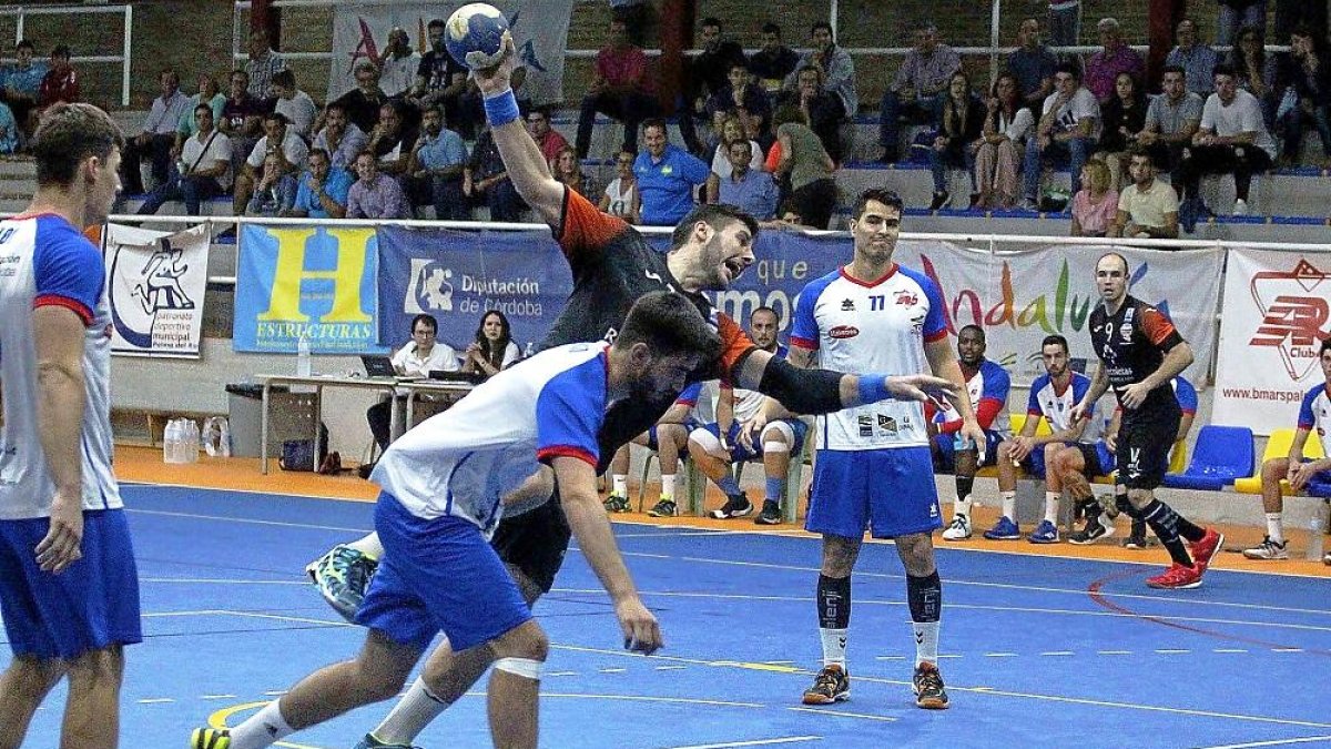 Abel Serdio se dispone a lanzar tras ganar la espalda de un jugador del Palma del Río.-PHOTO DEPORTE