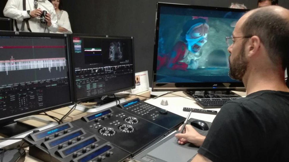 Un técnico trabaja en el proceso de estereoscopía de la película.-ICAL