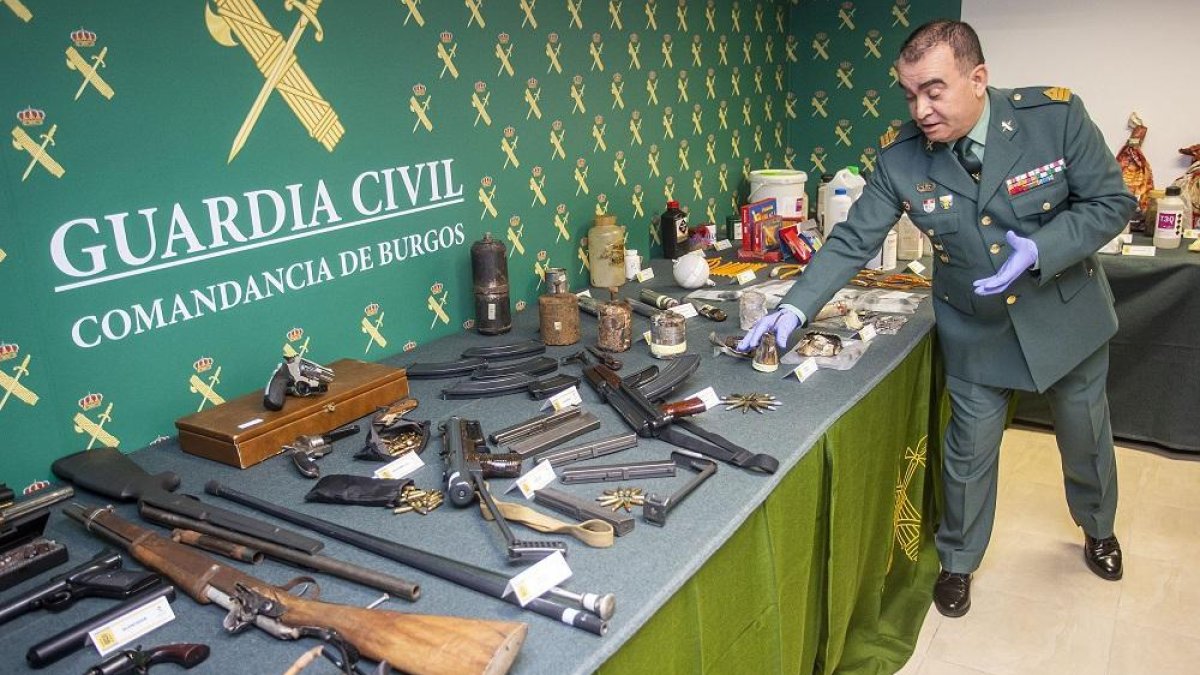 El sargento Carlos Chamorro, del Grupo de Desactivación de Explosivos (Gedex) de la Guardia Civil, muestra el arsenal incautado.-SANTI OTERO
