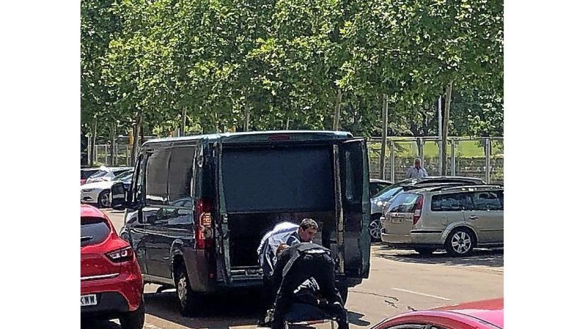 Los servicios funerarios suben al furgón a la mujer de la Calle Tórtola.-J. CASTILLO