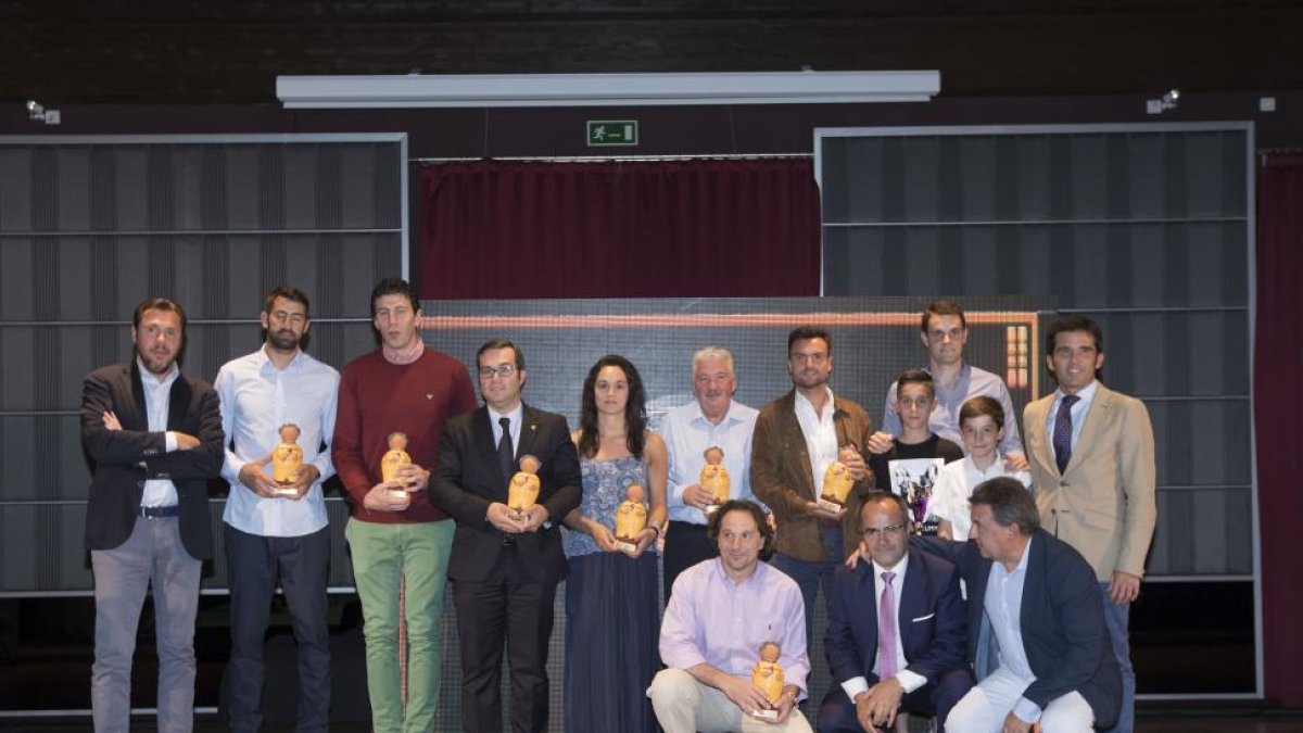 Premiados, anfitriones y autoridades posan con sus trofeos al final de la gala deportiva-J.C. CASTILLO