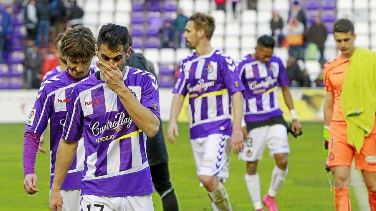Los jugadores del Valladolid se marchan cabizbajos al vestuario tras la derrota encajada-J. M. LOSTAU