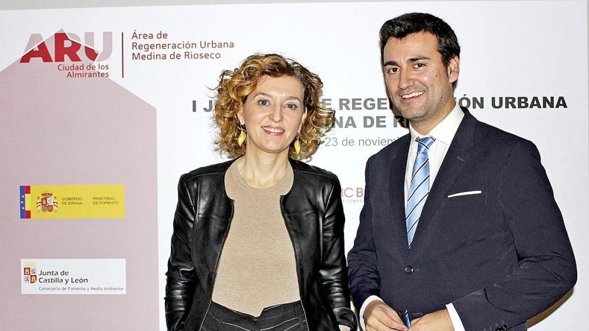 María Pardo y David Esteban durante la jornada de presentación del ARU en Medina de Rioseco, ayer.-EL MUNDO