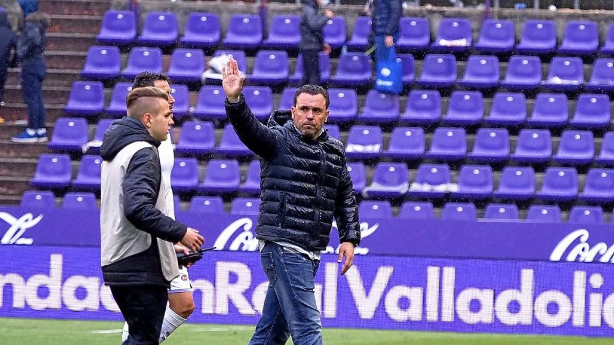 Sergio González saluda a la afición tras la derrota del domingo contra el Sevilla. Sergio González saluda a la afición tras la derrota del domingo contra el Sevilla.-MIGUEL ÁNGEL SANTOS