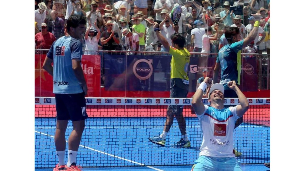 Mati Díaz, arrodillado festeja el triunfo ante la mirada cómplice de su compañero Ale Galán.-MONTSE ÁLVAREZ