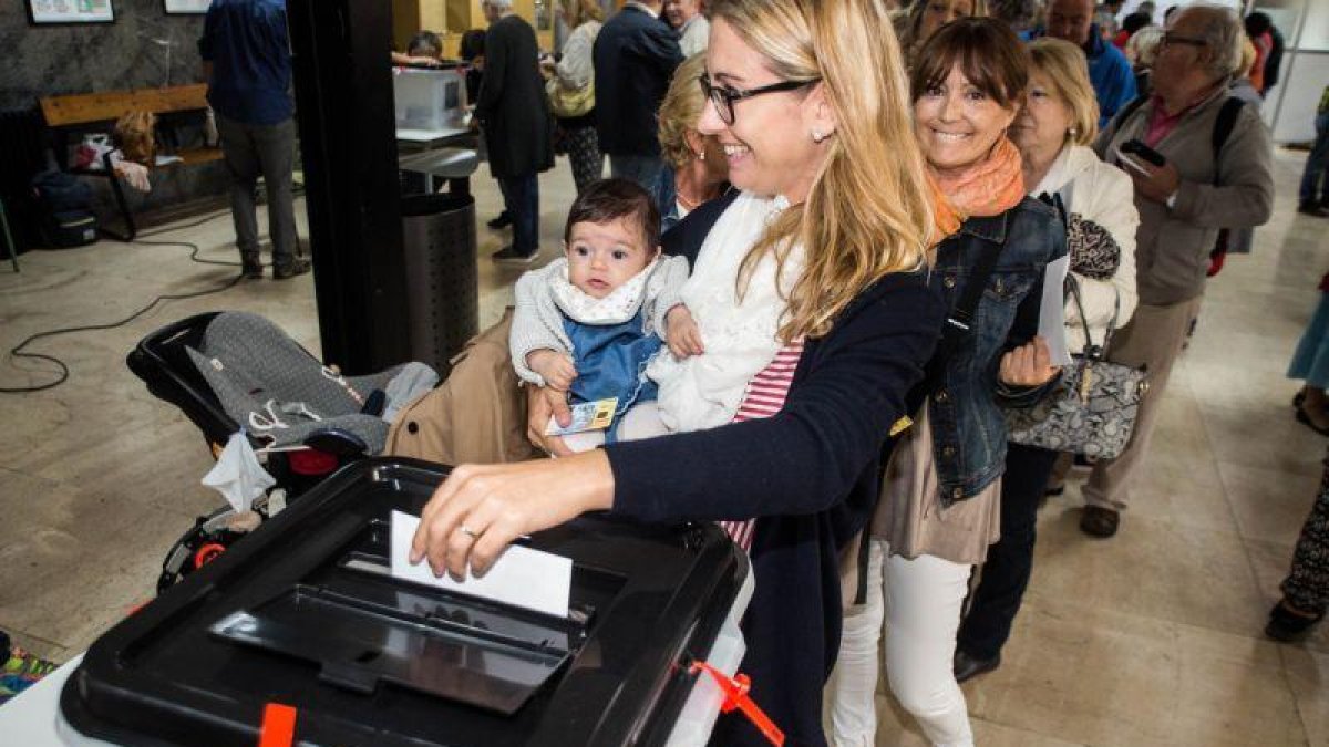 Más de 150 personalidades a favor de un referéndum pactado tras las elecciones del 21 de diciembre.-NURIA PUENTES (ARCHIVO)