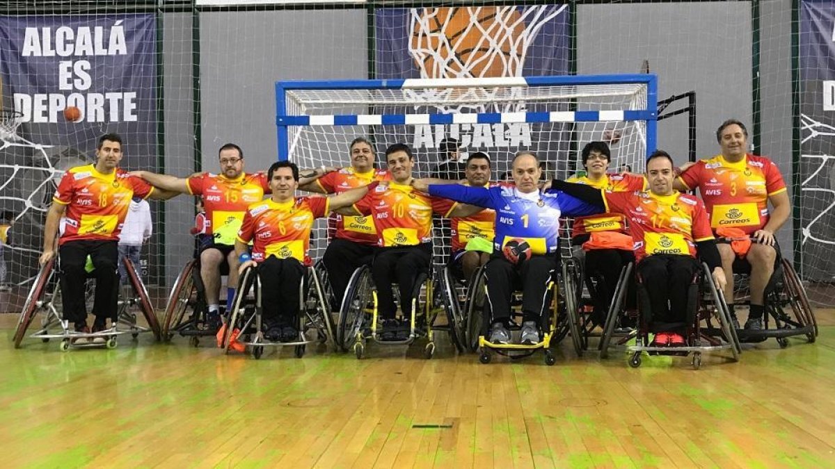 Los jugadores del Inclusport posan con la camiseta de la selección española, a la que representarán en torneos internacionales.-E.M.