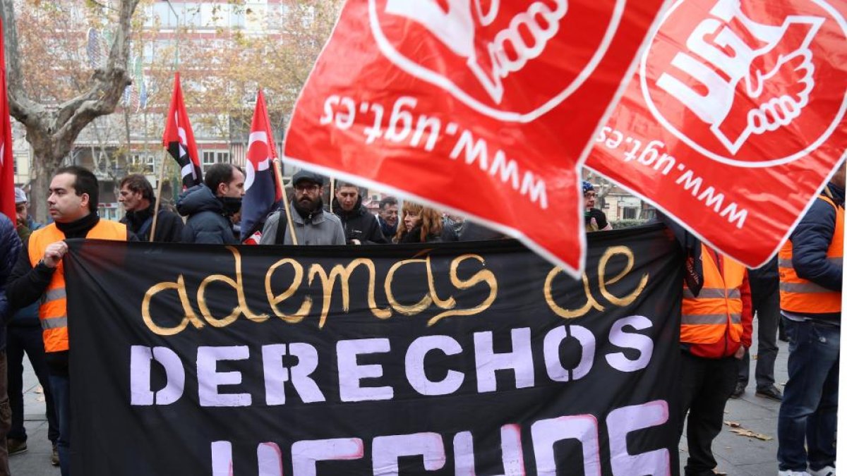 Concentración de UGT y CCOO para pedir la subida de la concesiones del transporte sanitario, en la Consejería de Sanidad-Ical