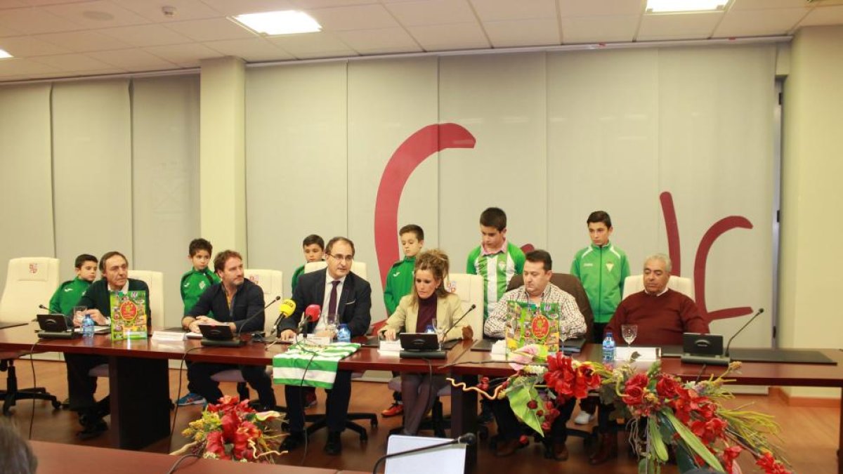 Borja Lara, Juan Carlos Rodríguez, Manuel Heredia, Cristina Gómez y Jesús Pedriza y José Antonio Alonso.-E.M.