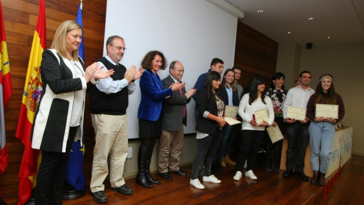 Los consejeros de Economía y Hacienda y Educación, Pilar del Olmo y Fernando Rey, durante la entrega de los XIV Premios de Estadística en Ponferrada-Ical