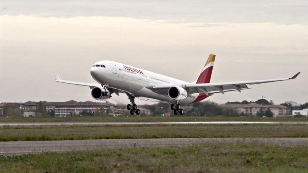 Un avión se dispone a despegar en una imagen de archivo.-MARIANO PUEYO