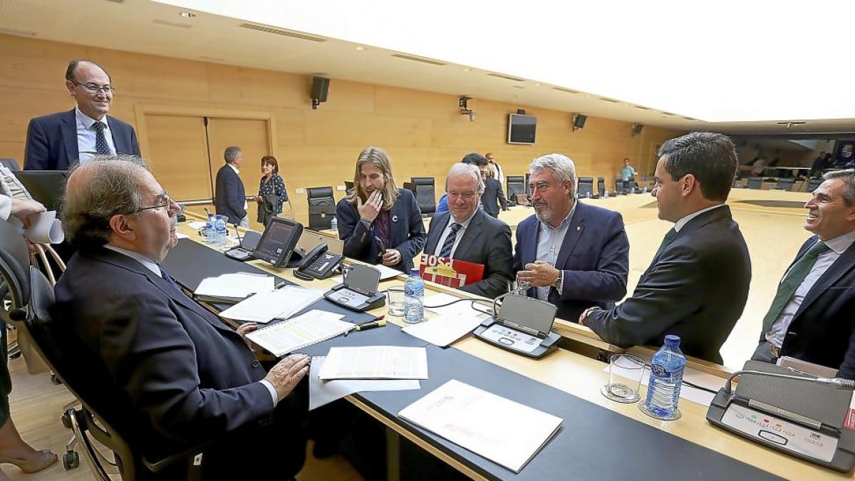 Herrera atiende a Fernández (Podemos), Martín (PSOE) y Delgado (Ciudadanos) al terminar la comparecencia..-ICAL