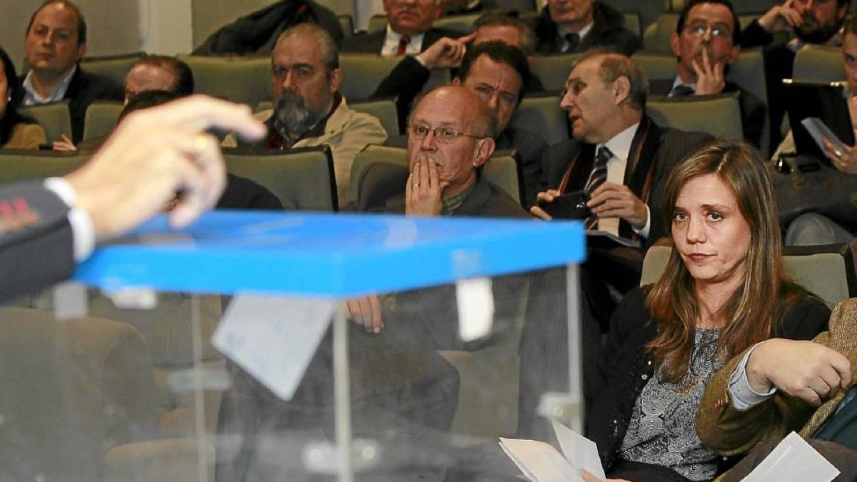 Ángela de Miguel observa la urna durante la votación que la proclamó presidenta de la CVE-J.M.Lostau