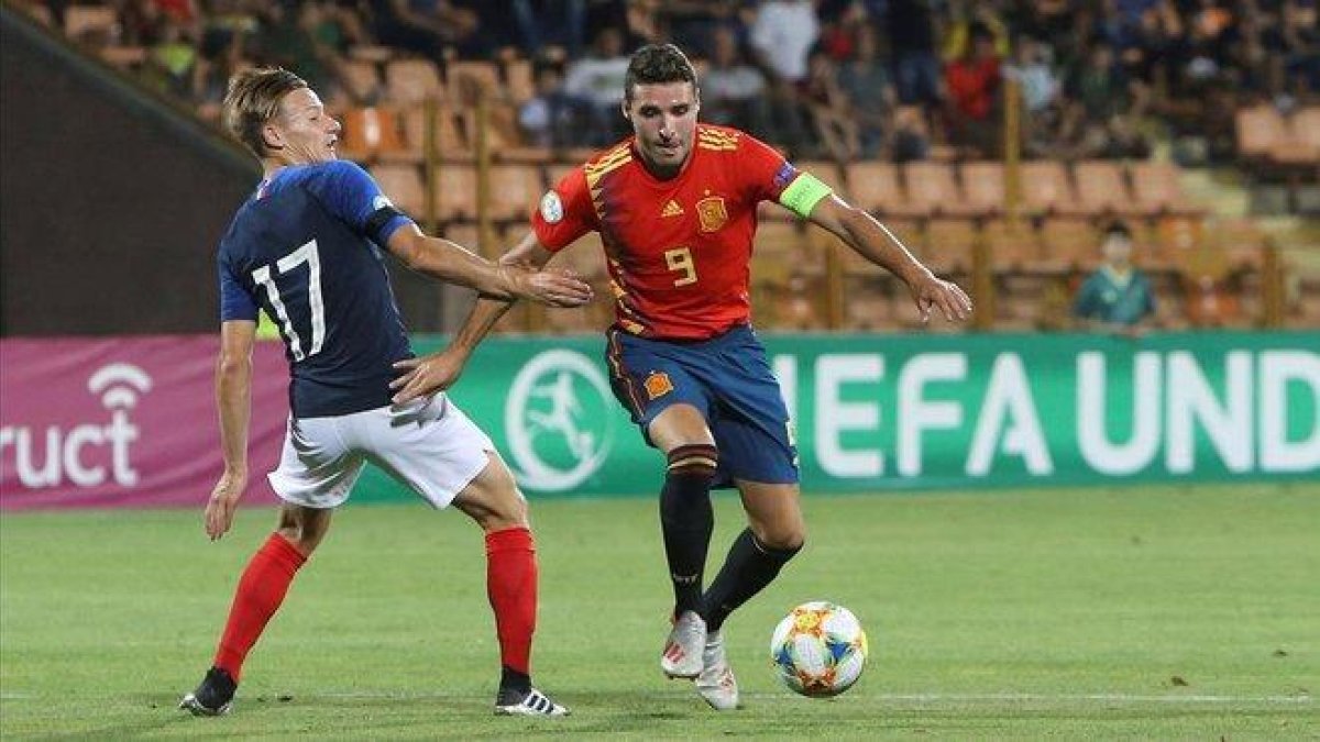 Abel Ruiz disputa un balón con Mathis Picouleau en semifinales.-VAHRAM BAGHDASARYAN (EFE)