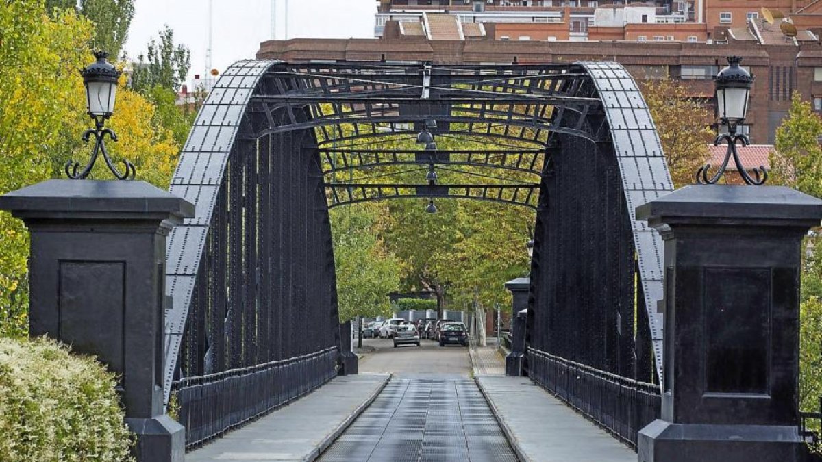 Imagen de archivo del Puente Colgante de Valladolid.-PHOTOGENIC