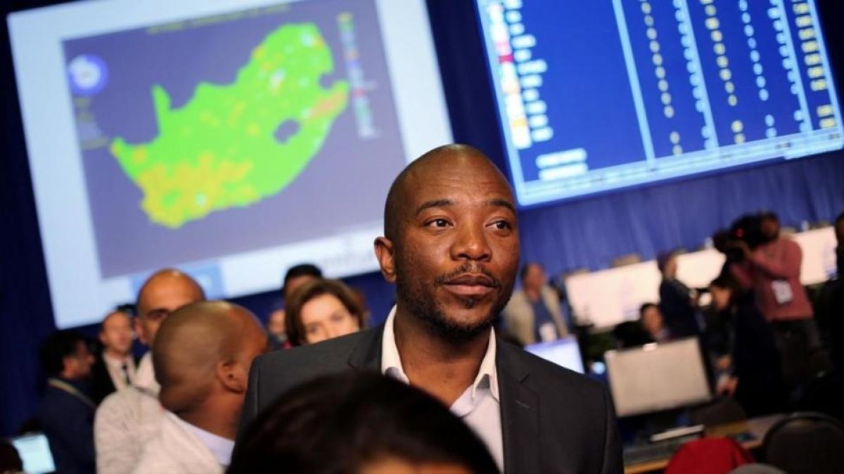El líder de la Alianza Democrática, Mmusi Maimane, sigue los resultados de las elecciones en Pretoria, la capital de Sudáfrica.-REUTERS / SIPHIWE SIBEKO