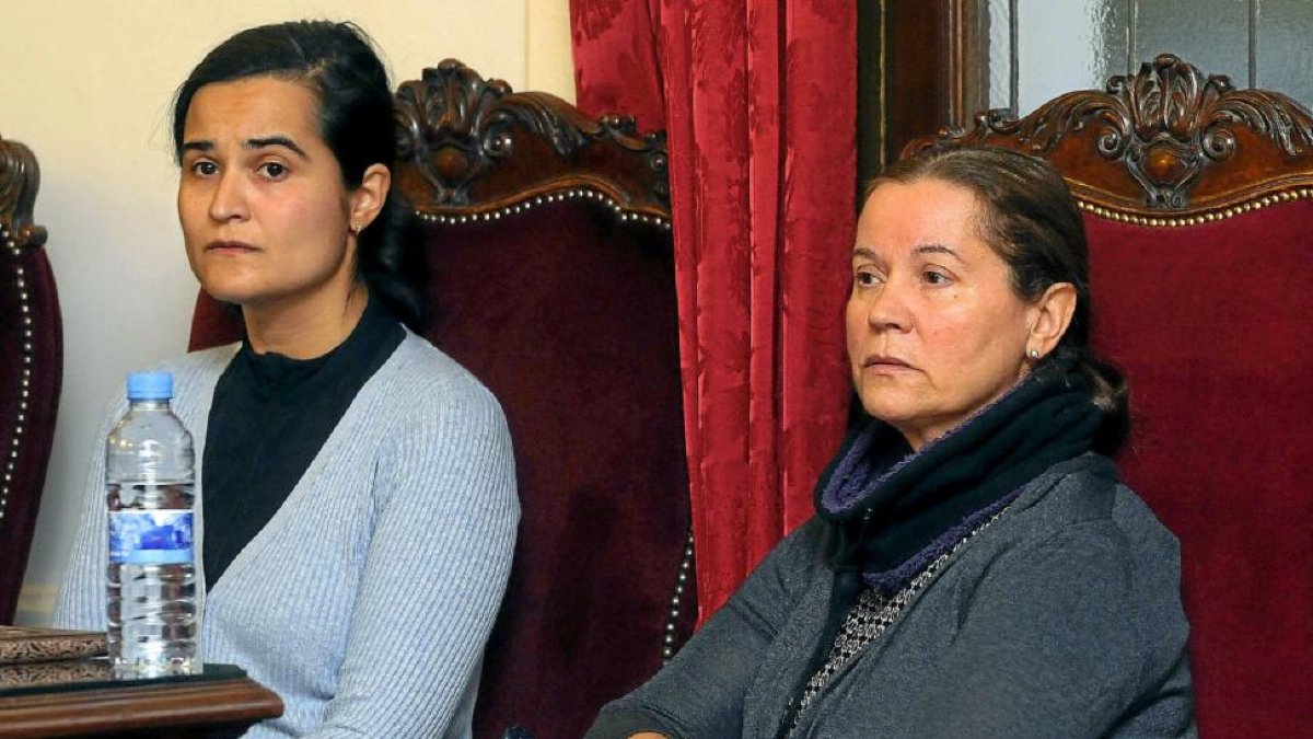Triana Martínez y su madre Montserrat González, en una imagen de archivo durante una de las jornadas del juicio celebrado en la Audiencia de León.-J. CASARES