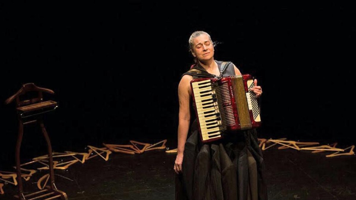 Ester Bellver, rodeada de perchas, en una imagen de ‘Réquiem’.-E.B.