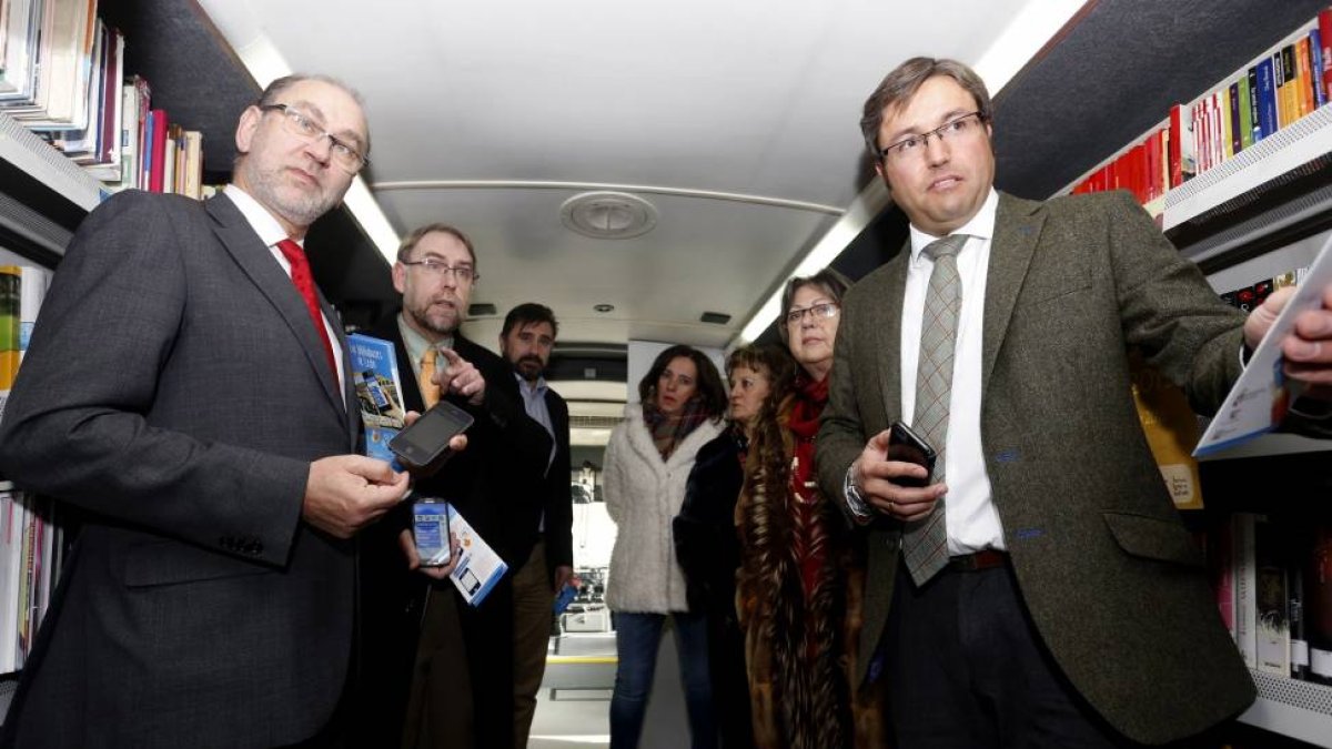 El presidente de la Diputación de León, Emilio Orejas, y el diputado de Cultura, Teodoro Martínez (I), presentan una nueva aplicación móvil de los Bibliobuses de la institución provincial-Ical