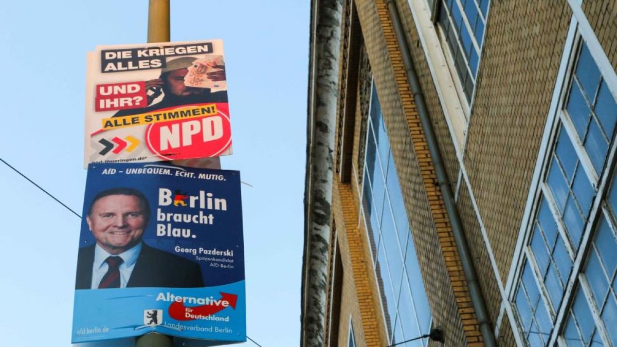 Carteles electorales del ultraderechista AfD en Berlín.-YANN SCHREIBER / AFP