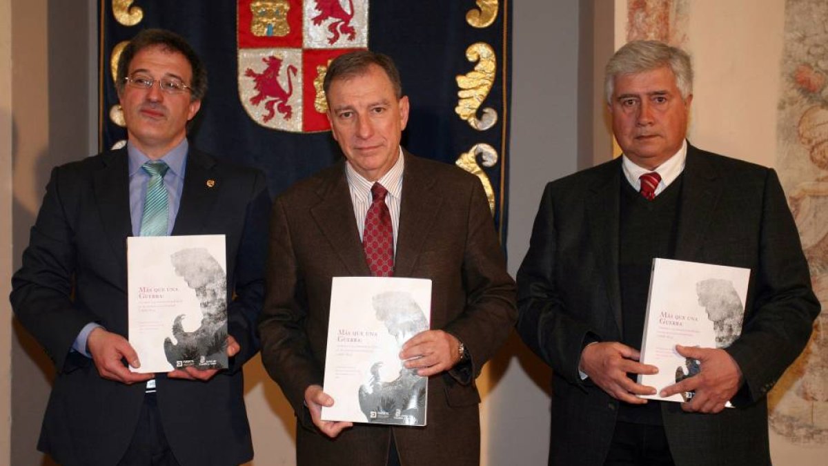 El consejero de Educación, Juan José Mateos, asiste a la presentación del libro ‘Más que una guerra. Astorga y el noroeste de España en el conflicto peninsular (1808-1814)’. Junto a él, los autores Arsenio García (I) y Francisco Carantoña (D)-Ical