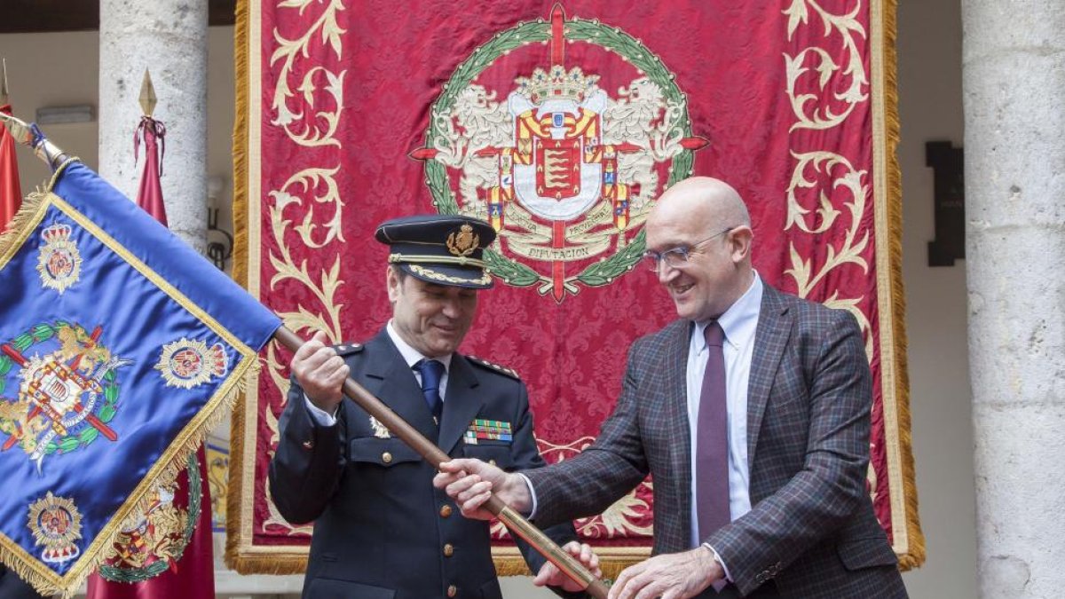 El presidente de la Diputación de Valladolid Jesús Julio Carnero, entrega el Guión de la provincia al comisario jefe de la Jefatura Provincial de Policía, Francisco Gómez Canedo.-ICAL