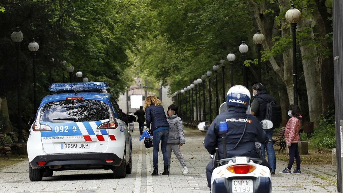Control sobre movilidad en el Campo Grande de Valladolid en plena etapa de confinamiento. - J. M. LOSTAU