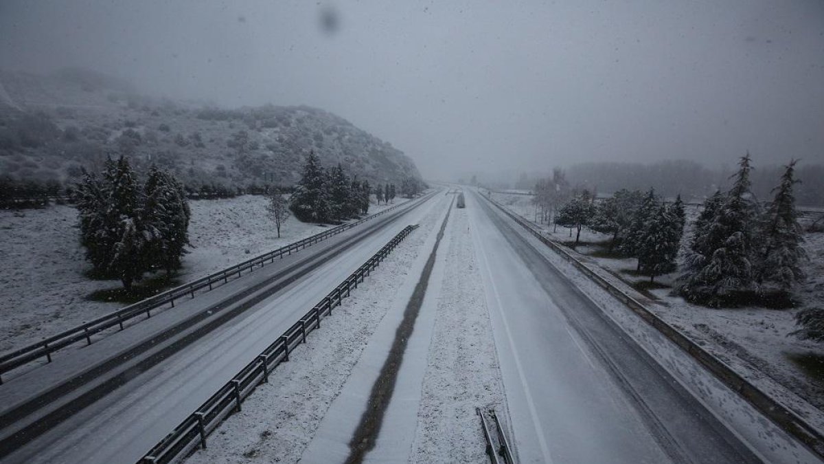 La autovía A6 cortada por el temporal de nieve a su paso por la localidad de Bembibre (León)-ICAL