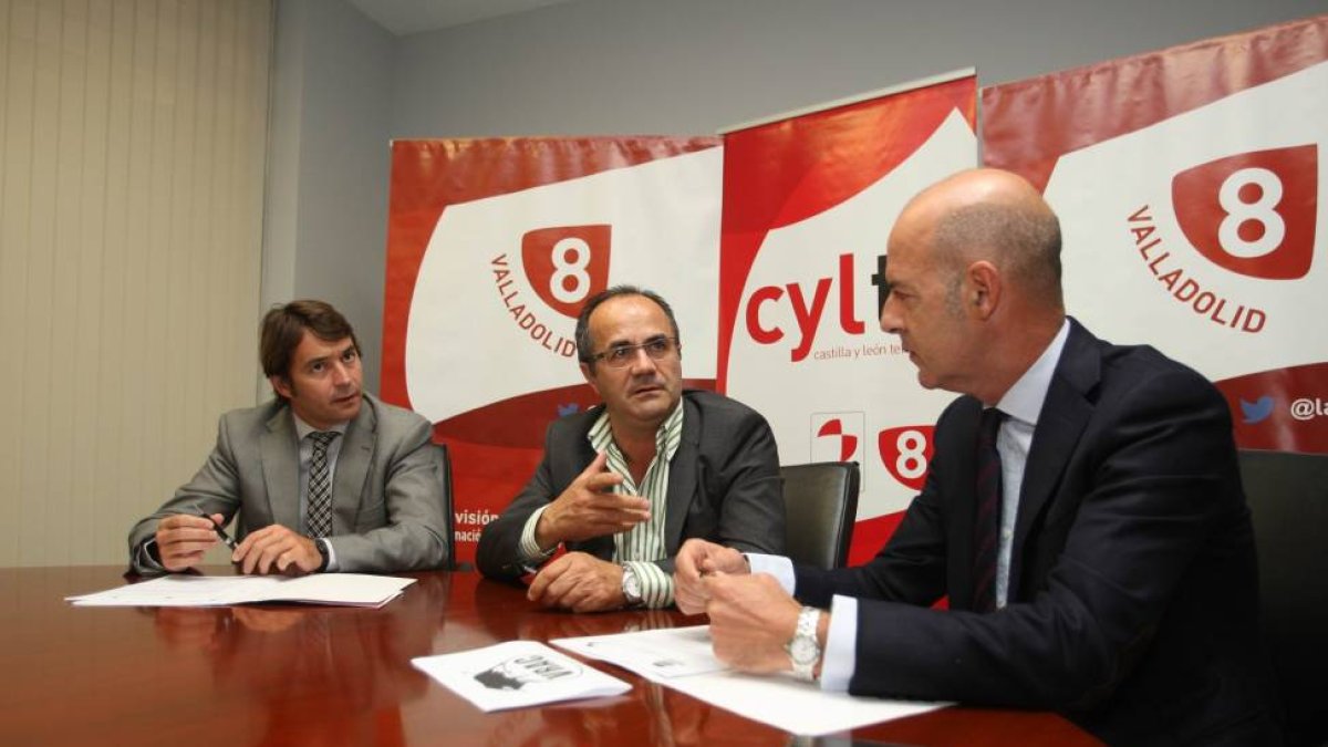 El vicepresidente de El Salvador, Santiago Toca; el director del centro territorial de RTVCYL en Valladolid, Florencio Carrera y el presidente del VRAC, Antonio Garrote, firman la renovación del convenio entre Rtvcyl y los clubes deportivos-Ical