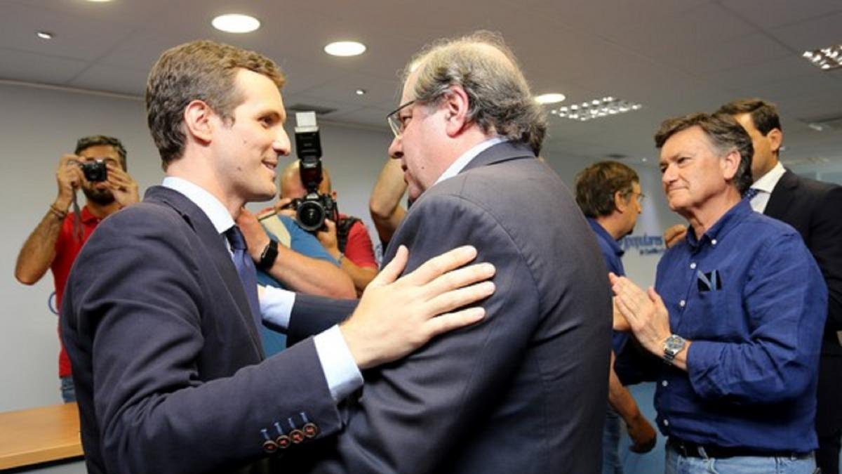 Pablo Casado mantiene un encuentro con compromisarios del PP que asistirán al Congreso Nacional. Junto a él, el presidente de la Junta, Juan Vicente Herrera-Leticia Pérez / ICAL