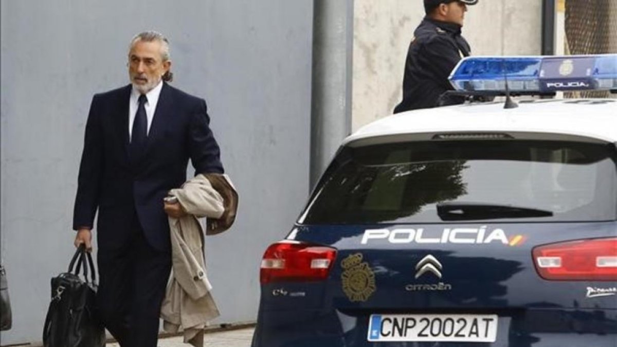 Francisco Correa llega a las instalaciones donde se juzga el caso Gürtel.-AGUSTÍN CATALÁN
