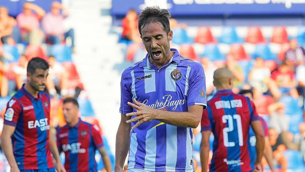 Míchel lamenta una ocasión fallada ante el Levante.-ARABA PRESS