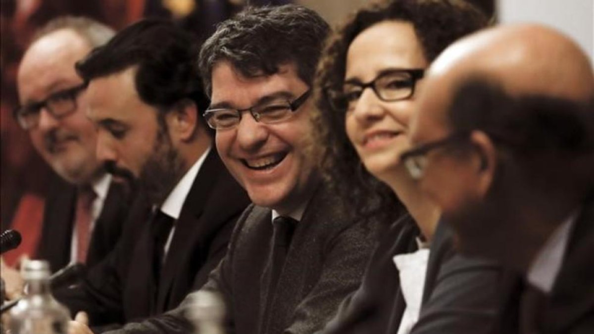 El ministro de Energía, Álvaro Nadal, durante su reunión con los grupos parlamentarios en el Congreso.-EFE / SERGIO BARRENECHEA