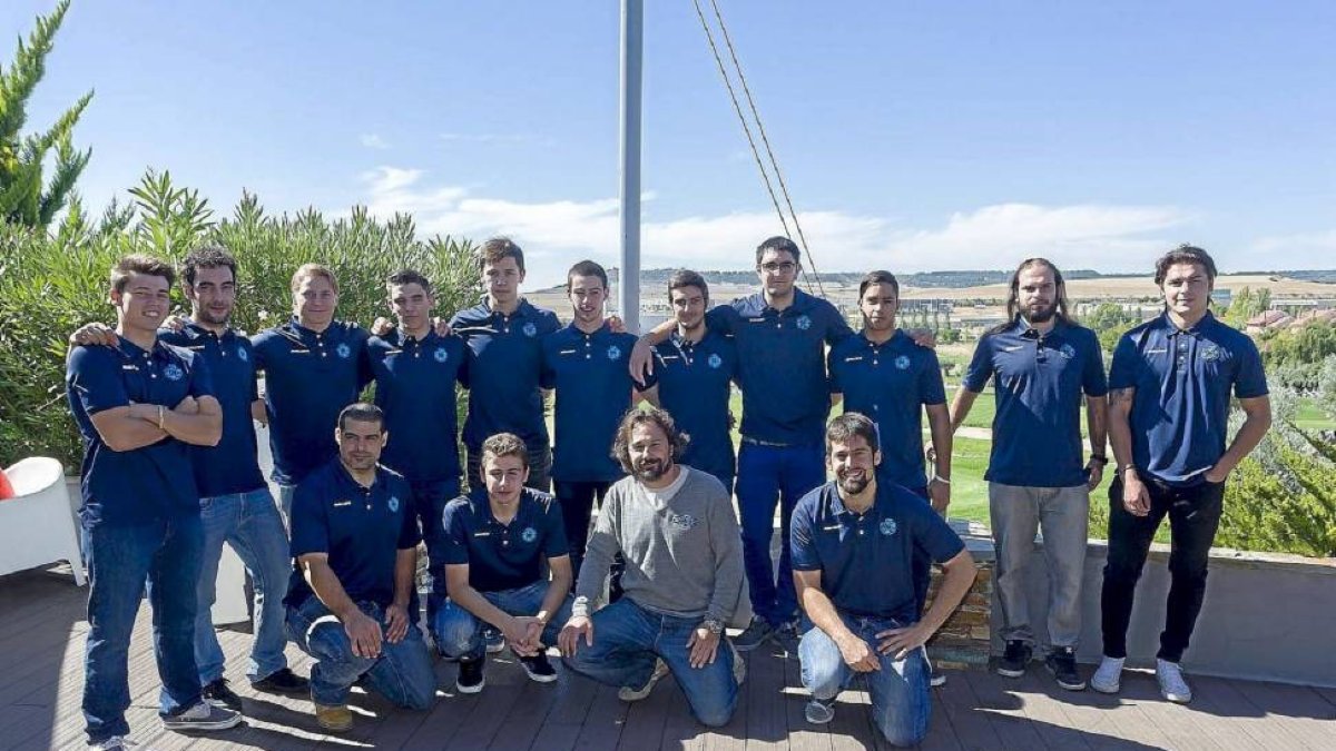 Plantilla del CPLV de Liga Élite femenina con el cartel de presentación de la temporada en Sotoverde-Pablo Requejo