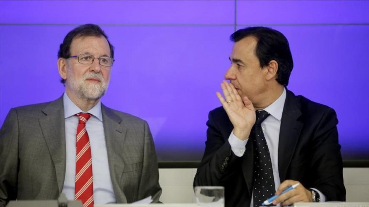 Mariano Rajoy y el coordinador del PP, Fernando Martínez-Maillo este lunes en el Comité Ejecutivo del PP.-JOSE LUIS ROCA
