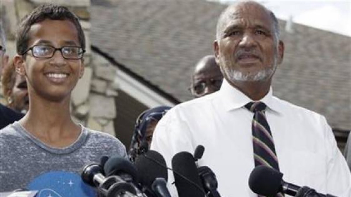 Ahmed Mohamed y su padre, Elhassan Mohamed, en la rueda de prensa que ofrecieron el miércoles delante de su casa.-AP / BRANDOM WADE