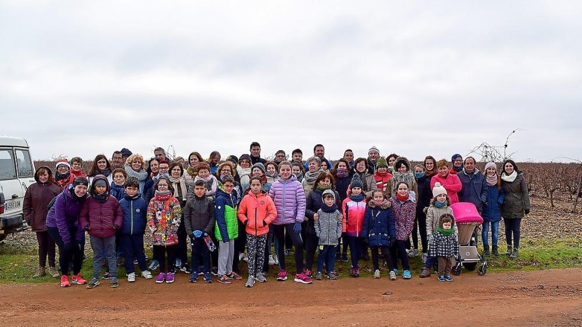 Foto de familia de los participantes en la ‘Marcha de los buenos deseos’ que recorrieron uno de los senderos de la Ruta del Vino de Rueda.-AYTO. RUEDA