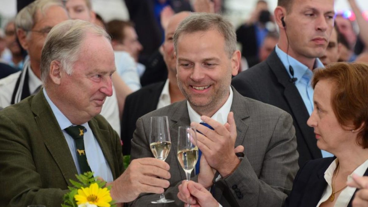 Leif-Erik Holm, en el centro, candidato de AfD en el land de Mecklemburgo-Pomerania Occidental, celebra los buenos resultados.-DANIEL BOCKWOLDT / EFE