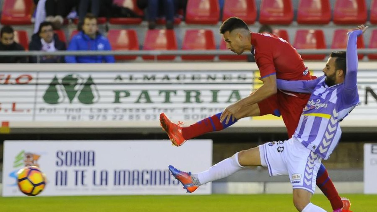 El atacante ex blanquivioleta Manu del Moral chuta para conseguir el 2-1 tras anticiparse al central Alberto Guitián.-LFP
